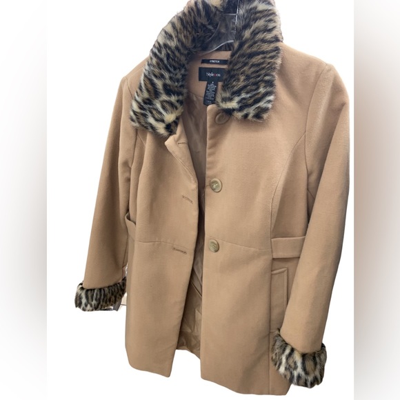 Tan Coat with Leopard fur cuff/Collar - Picture 8 of 10